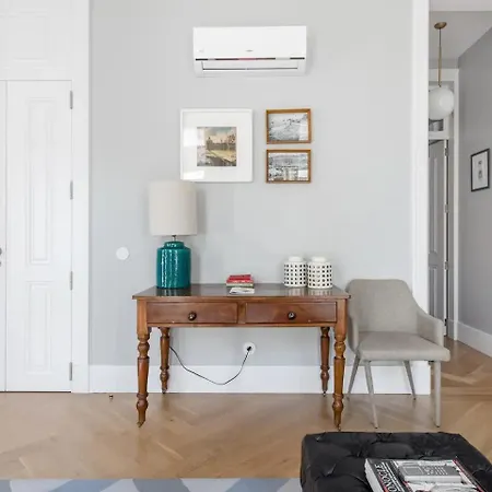 Apartamento Elegante Com Varanda * Lisboa